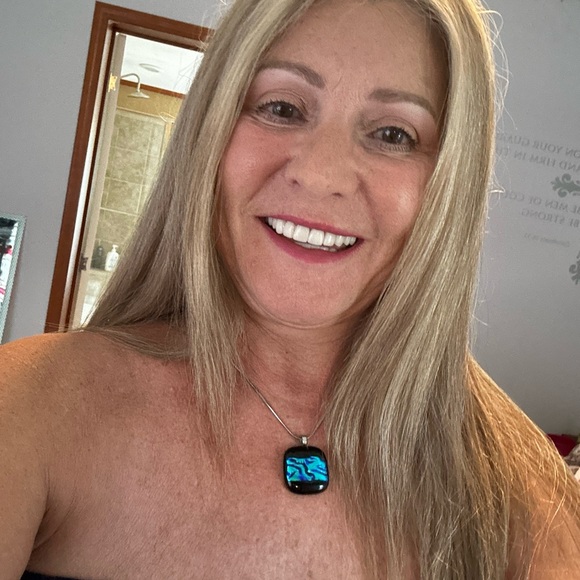 👑POSH👑Ambassador 💜 Meet your Posher, Kim - Picture 2 of 5